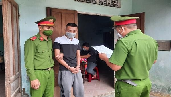 Công an huyện Thăng Bình thực hiện lệnh bắt giam bị can Ngô Tuấn Tú.