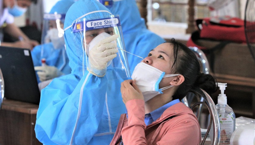 Nhân viên y tế ở Đà Nẵng lấy mẫu xét nghiệm COVID-19 cho người dân.