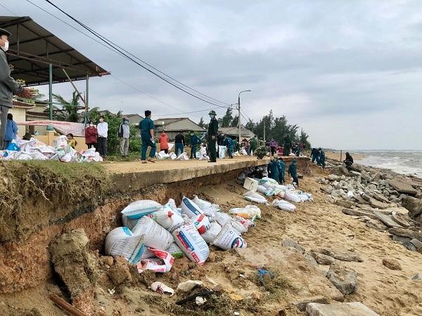 Khu vực bờ biển thôn Phổ Trường (xã Nghĩa An, TP Quảng Ngãi) bị sạt lở nghiêm trọng