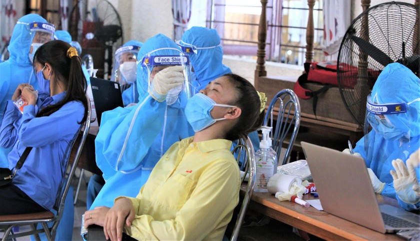 Lấy mẫu xét nghiệm COVID-19 cho công nhân tại KCN Hòa Khánh (quận Liên Chiểu, Đà Nẵng).