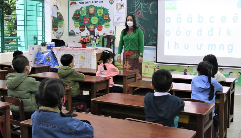 Sáng 6/12 vừa qua, học sinh lớp 1 và lớp 8, 9 tại Đà Nẵng đi học trực tiếp trở lại.