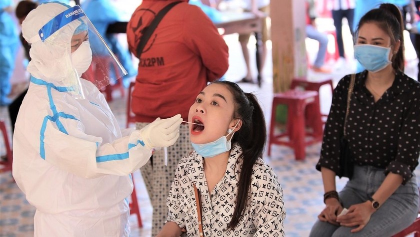 Nhân viên y tế lấy mẫu xét nghiệm COVID-19 cho người dân ở Đà Nẵng.