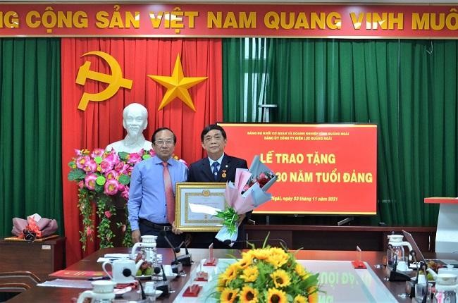 Ông Nguyễn Thanh – Bí thư Đảng ủy Khối CQ&DN tỉnh trao tặng Huy hiệu 30 năm tuổi Đảng cho ông Lâm Quang Soạn - Nguyên Bí thư Đảng ủy, Phó Giám đốc PC Quảng Ngãi.