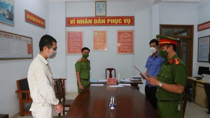 Cảnh sát tống đạt quyết định khởi tố bị can và thực hiện lệnh bắt tạm giam đối với Lê Quốc Huy.