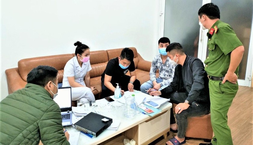 Thẩm mỹ viện 108 Hà Nội (114 Hoàng Hoa Thám, quận Thanh Khê, Đà Nẵng) bị bắt quả tang phẫu thuật thẩm mỹ trái phép sáng 26/12.