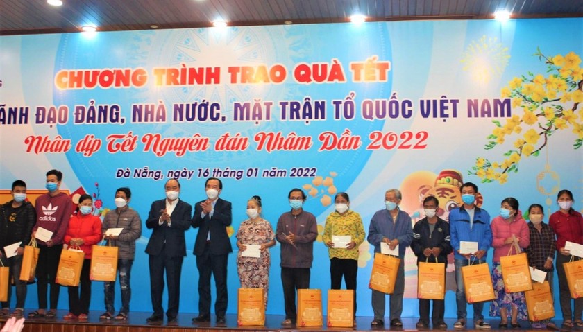 Chủ tịch nước Nguyễn Xuân Phúc tặng quà Tết gia đình chính sách, người nghèo tại TP Đà Nẵng.