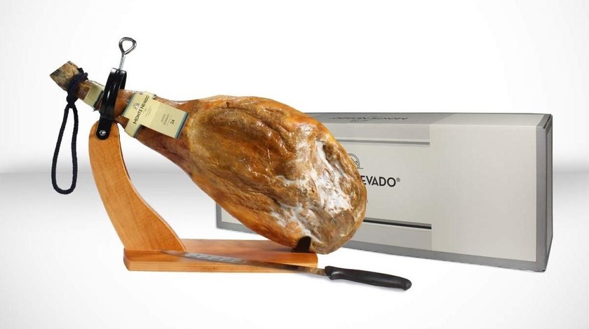 Set quà sang trọng và độc đáo gồm 1 đùi heo muối trắng Serrano, kệ đỡ bằng gỗ và dao cắt chuyên dụng được Regal Food Victoria nhập khẩu chính hãng.