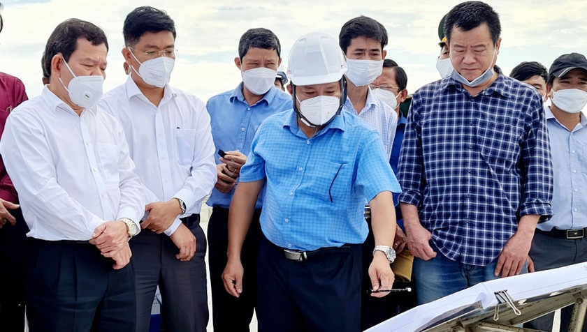 Chủ tịch tỉnh Quảng Ngãi nghe báo cáo về dự án Vũng neo đậu tàu thuyền Lý Sơn