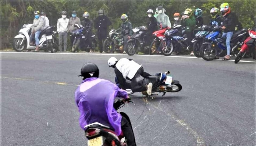 Nam thanh niên tự gây tai nạn sau khi chạy xe máy tốc độ cao, cố tình lạng lách khi qua "khúc cua tử thần" trên đèo Hải Vân.