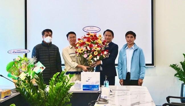 Tặng hoa và quà cho đại diện Công ty CP Thép Hòa Phát.