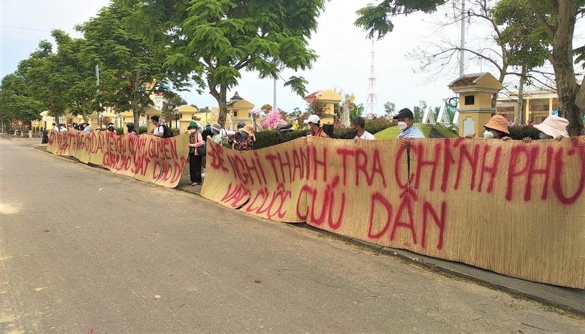 Hàng trăm người dân kéo đến trụ sở huyện Điện Bàn đòi Bách Đạt An trả đất