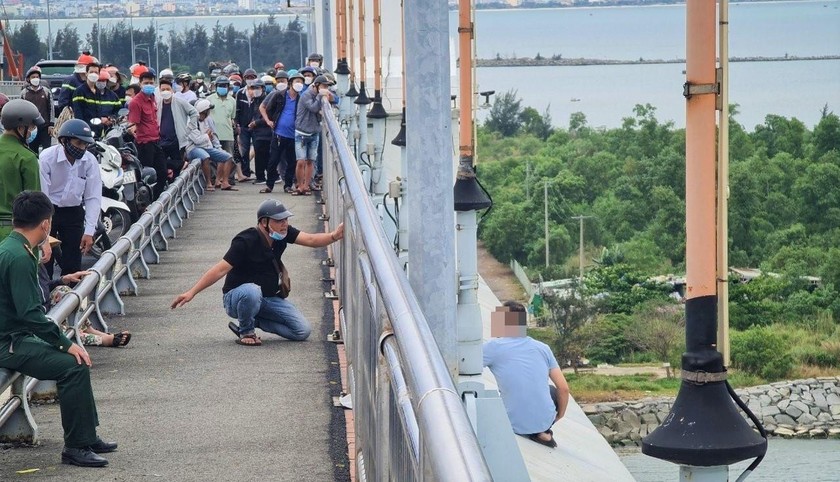 Người đàn ông ngồi vắt vẻo gần 15 giờ trên cầu Thuận Phước dọa tự tử.