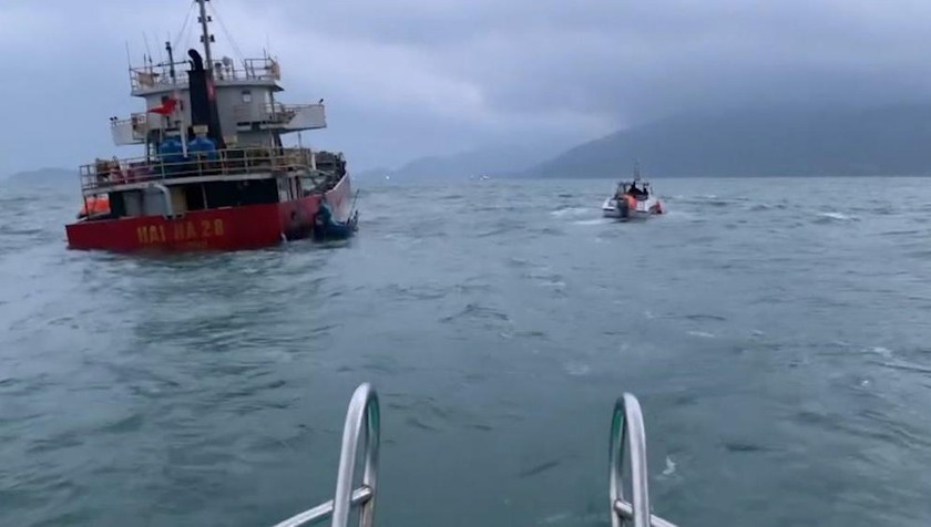 Trục vớt tàu và 2.25o tấn xi măng chìm ở biển Cù Lao Chàm