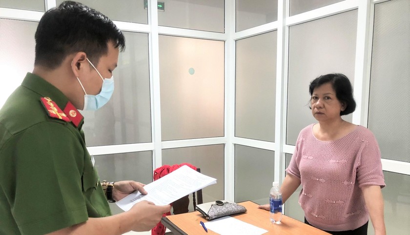 Cảnh sát đọc quyết định bắt tạm giam bị can Nguyễn Thị Phương Lan. 