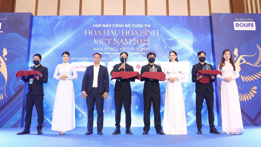 Ban tổ chức giới thiệu vương miện dành cho hoa hậu và các á hậu của "Hoa hậu Hòa bình Việt Nam 2022".