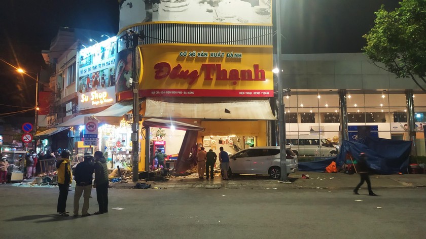 Đà Nẵng: Ô tô "điên" lao vào tiệm bánh mỳ, nhiều người bị thương