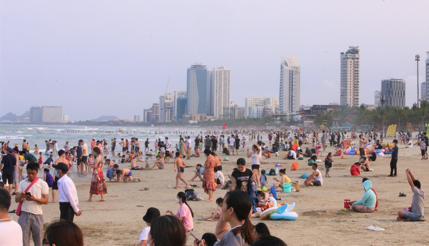 Bãi biển Đà Nẵng đông nghịt du khách trong kỳ nghỉ lễ giỗ Tổ Hùng Vương.