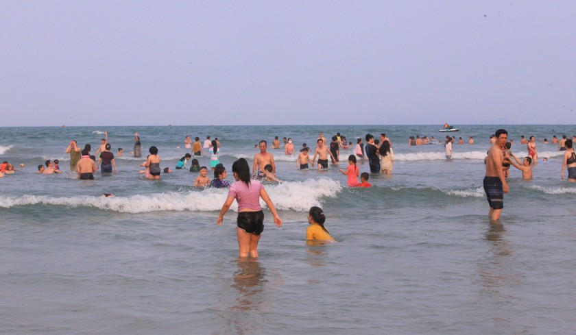 Biển Đà Nẵng thường thu hút đông người dân tắm vào buổi sáng.