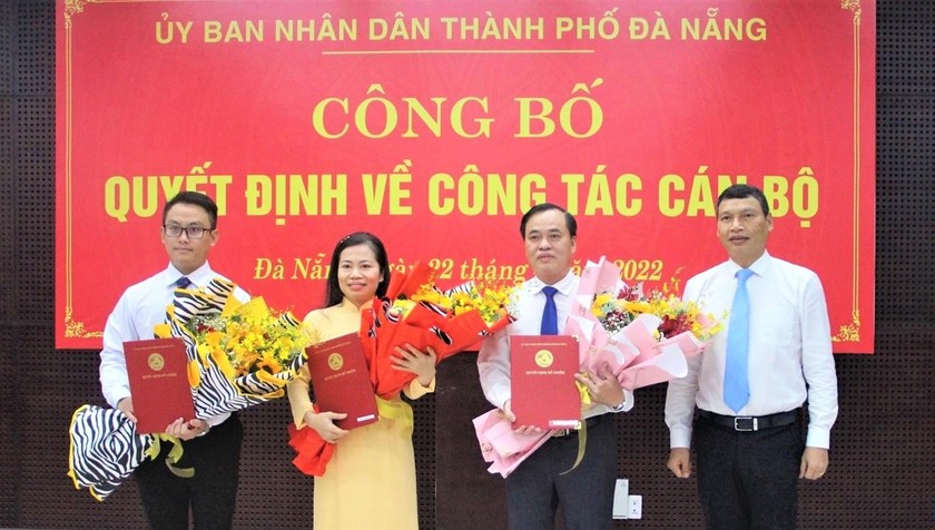 Bà Bà Lê Thị Xuân Nga (áo vàng) - Chánh văn phòng Sở Tư pháp TP Đà Nẵng được bổ nhiệm giữ chức Phó Giám đốc Sở Tư pháp TP Đà Nẵng.
