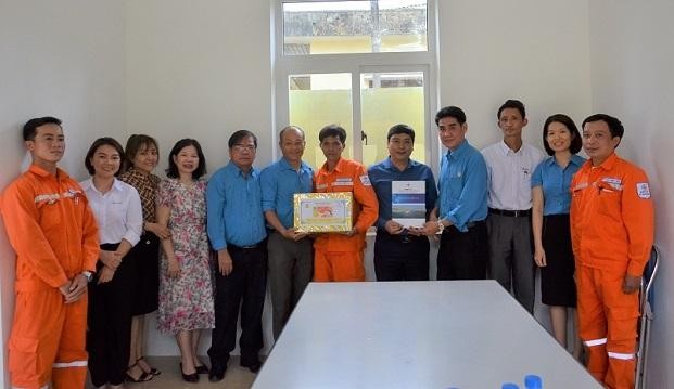 Đoàn công tác làm việc và tặng quà cho CBCNV Đội Quản lý Điện tổng hợp Ba Vì - Điện lực Ba Tơ.