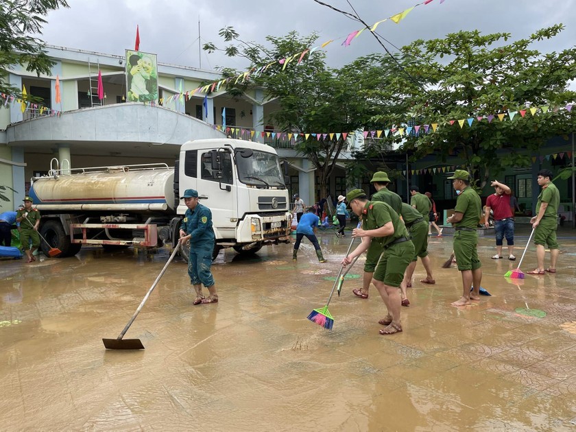 Lực lượng chức năng Đà Nẵng hỗ trợ dọn dẹp trường học sau mưa lũ.