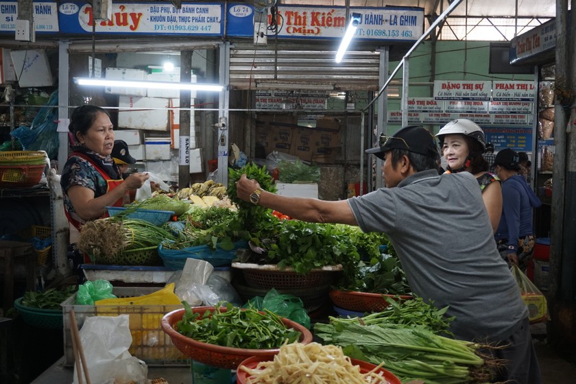Người dân hạn chế mua rau tại các chợ truyền thống vì giá cao hơn ngày bình thường rất nhiều. 
