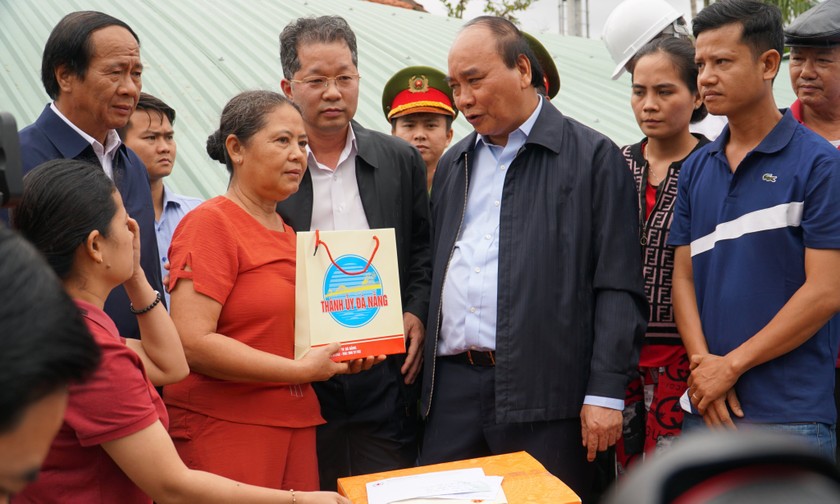 Chủ tịch nước Nguyễn Xuân Phúc và Đoàn công tác Chính phủ thăm hỏi, tặng quà các gia đình bị thiệt hại do mưa lũ vừa qua ở Đà Nẵng.