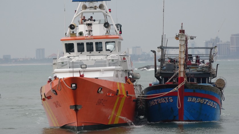 Tàu cứu hộ lai dắt tàu cá BĐ 96728 TS về đến Đà Nẵng.
