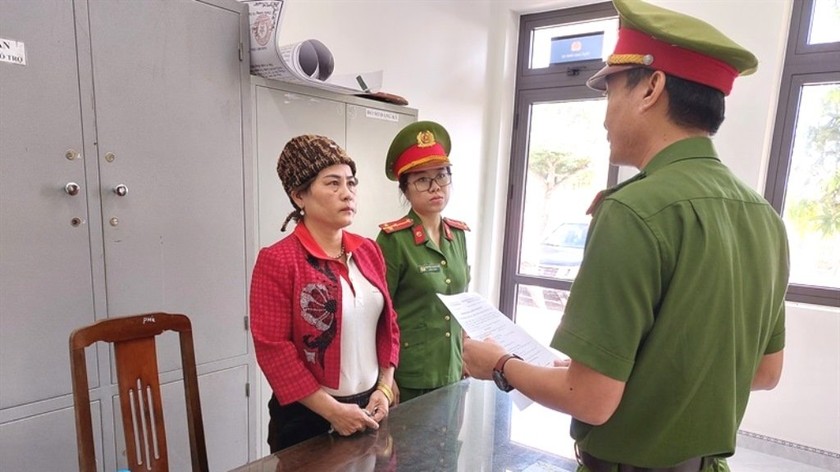 Cơ quan công an đọc lệnh bắt khẩn cấp Phan Thị Kim Cúc.