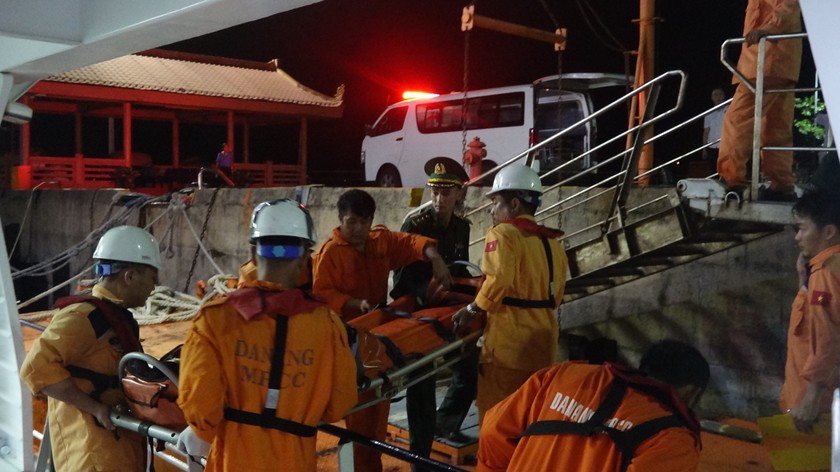Thuyền viên tàu nước ngoài gặp nạn trên biển được đưa về bờ an toàn tại Đà Nẵng trong đêm 19/11.