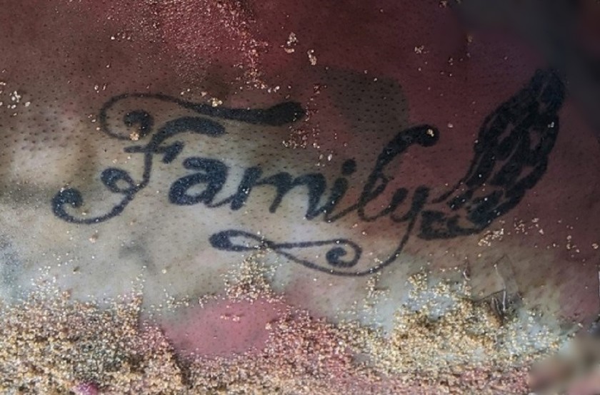 Hình xăm chữ “Family” ở ngực trái của nạn nhân.