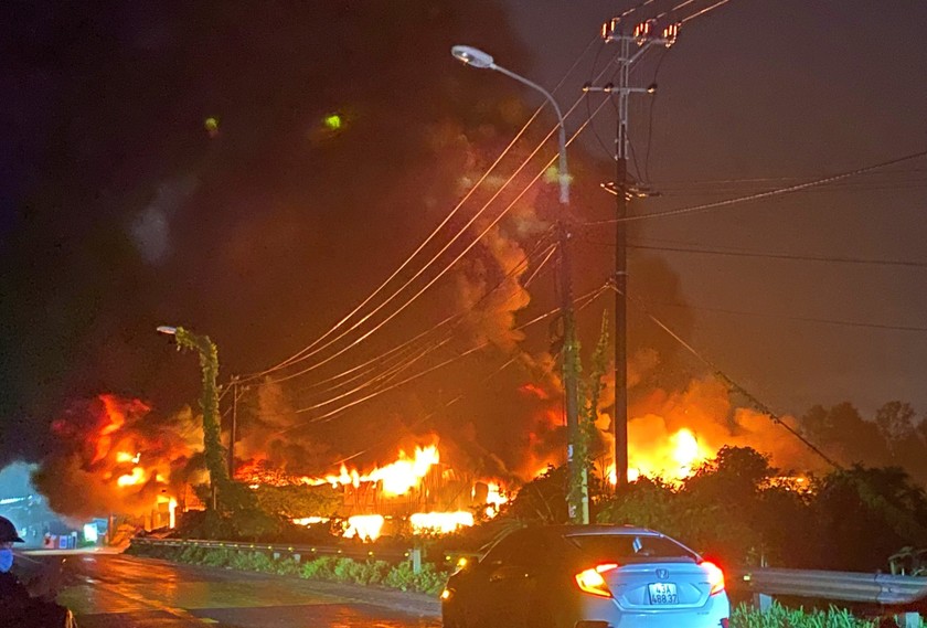 Cháy lớn tại kho phế liệu ở Đà Nẵng, hàng trăm người tham gia dập lửa