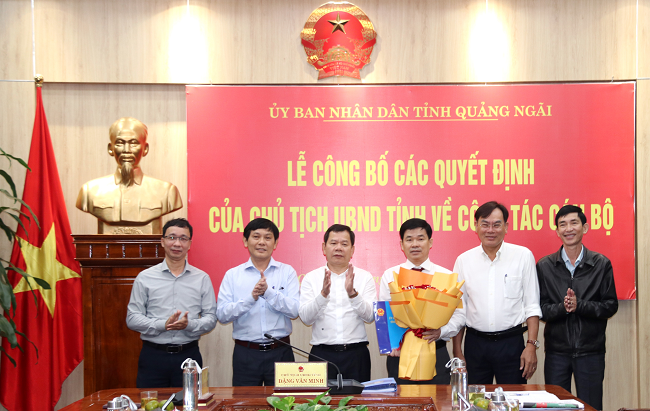 Ông Phạm Minh Đức (cầm hoa) được bổ nhiệm giữ chức Giám đốc Sở Y tế tỉnh Quảng Ngãi.