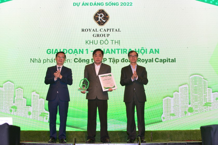 Ông Lê Đăng Khánh, Trưởng Ban Kinh doanh & Tiếp thị Royal Capital Group nhận giải thưởng tại “Dự án Đáng sống 2022”.