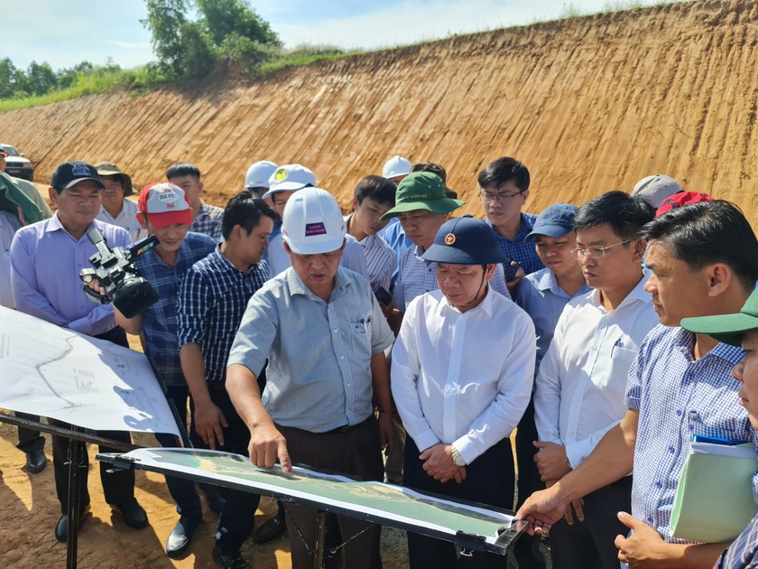 Chủ tịch UBND tỉnh Quảng Ngãi Đặng Văn Minh (giữa) kiểm tra dự án vũng neo đậu tàu thuyền đảo Lý Sơn.