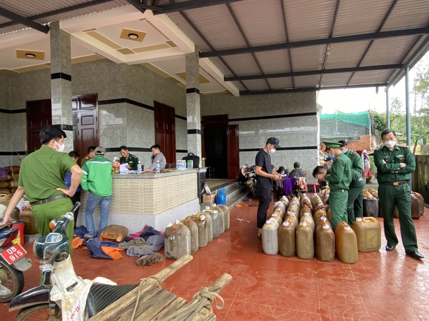 Bộ đội biên phòng Quảng Ngãi bắt giữ hàng nghìn lít dầu DO không có hóa đơn.