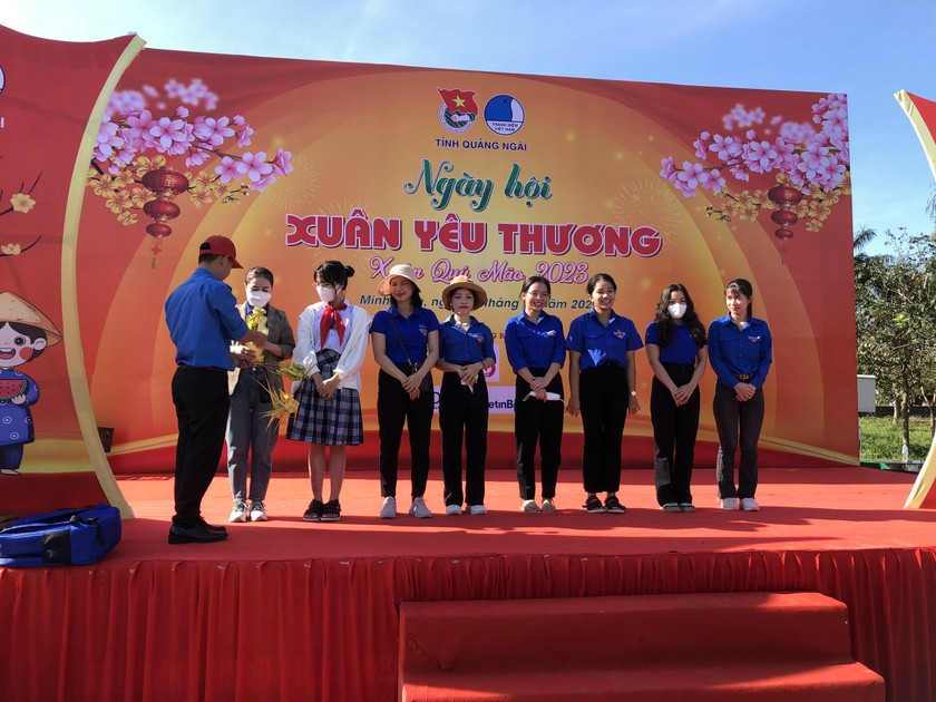 Tỉnh đoàn Quảng Ngãi tổ chức ngày hội “Xuân yêu thương” Xuân Quý Mão 2023 tại miền núi huyện Minh Long. 