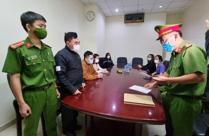 Ông Nguyễn Quang Trung (áo đen) bị bắt tạm giam, truy tố về tội vi phạm các quy định về quản lý tài sản gây thất thoát lãng phí.