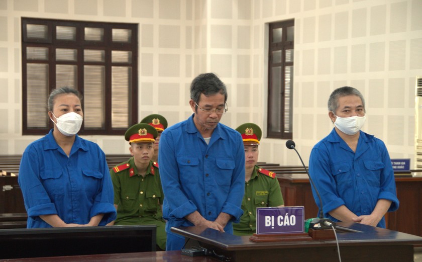 Các bị cáo Hưng (đứng giữa), Dung và Minh tại phiên tòa.