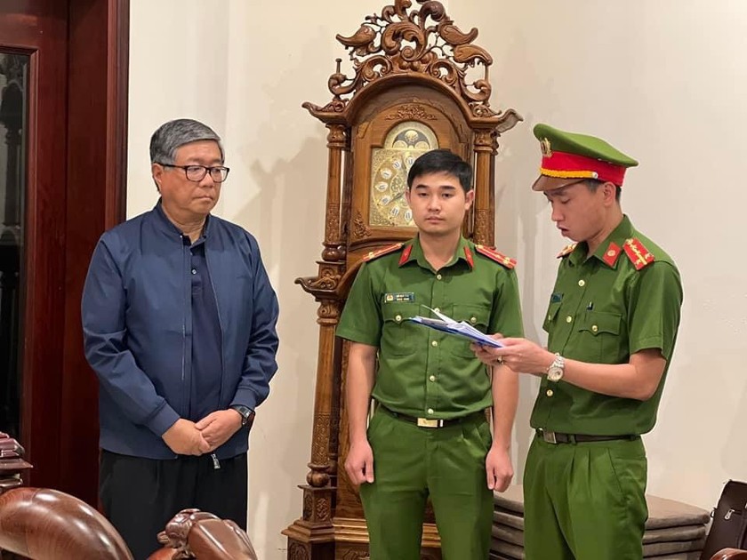 Cảnh sát đọc lệnh bắt tạm giam bị can Đoàn Quang Vinh tối 23/2.