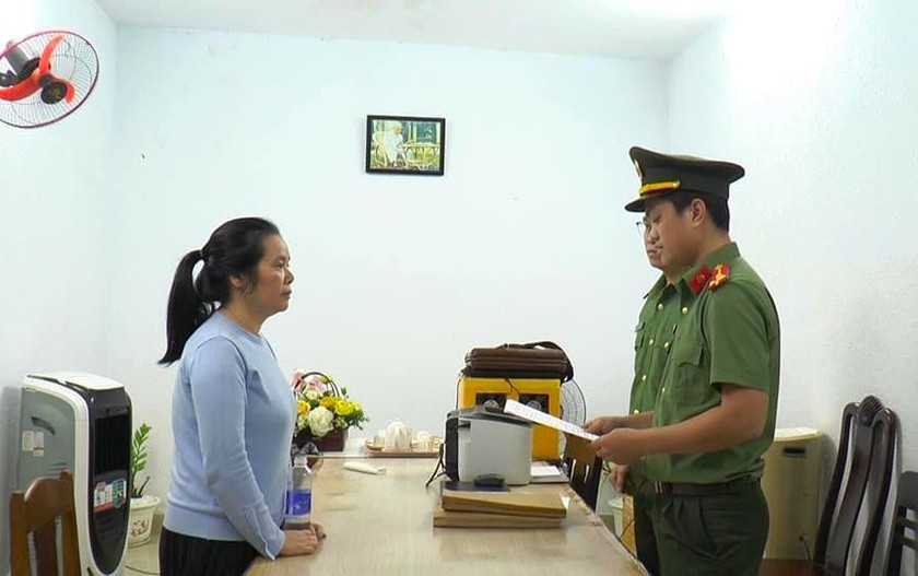 Cảnh sát đọc lệnh khởi tố Nguyễn Thị Tường Vi.