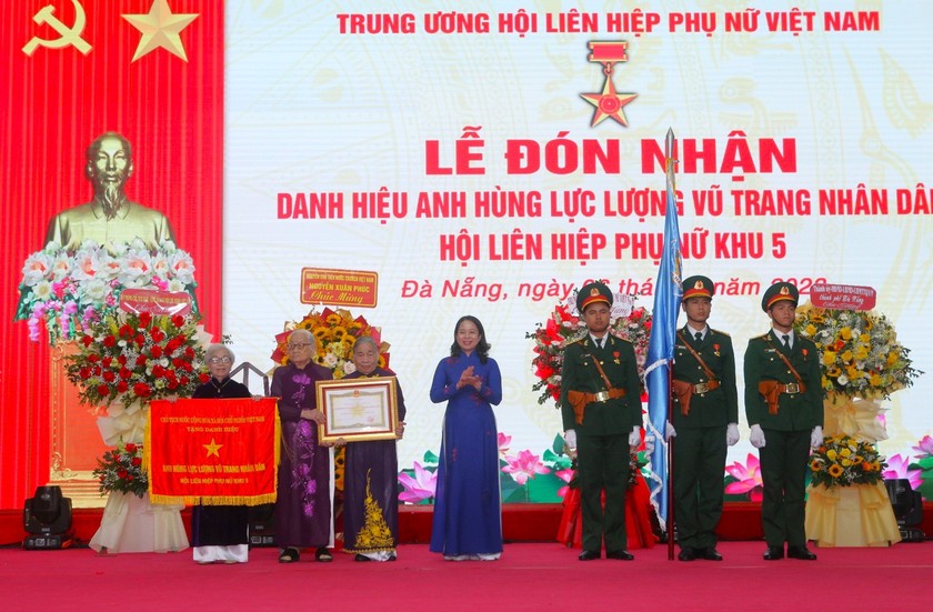 Phó Chủ tịch nước Võ Thị Ánh Xuân trao danh hiệu Anh hùng Lực lượng vũ trang nhân dân cho Hội Liên hiệp Phụ nữ Khu 5.