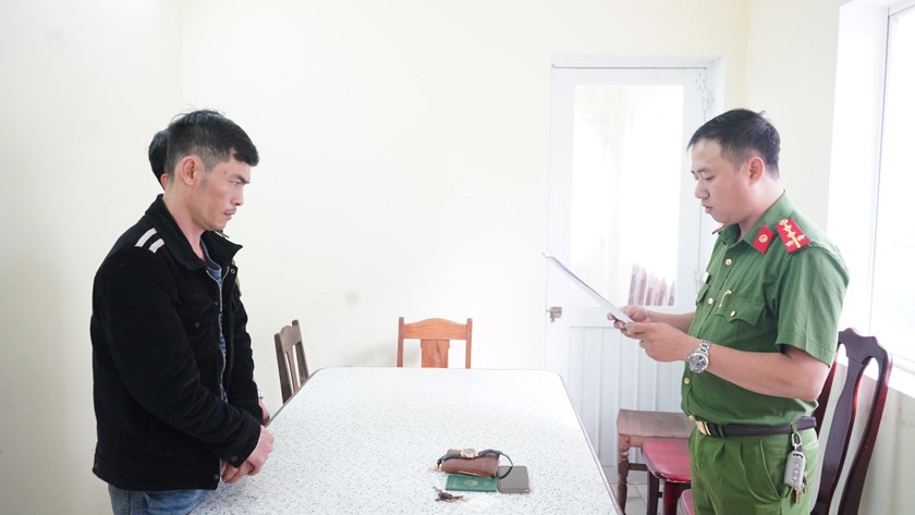 Cảnh sát đọc lệnh bắt tạm giam nghi phạm Vũ Quốc Khánh.
