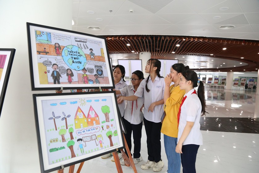 Trẻ em hào hứng vẽ tranh, dựng video… tuyên truyền tiết kiệm điện