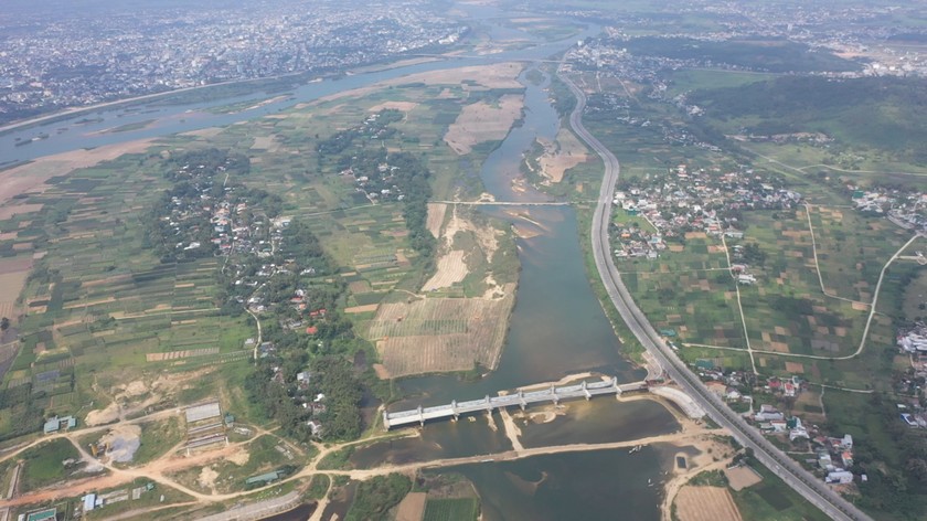 Điểm cuối của dự án đường Hoàng Sa - Dốc Sỏi kết nối với đường Hoàng Sa tại nút giao với đầu cầu đập dâng Trà Khúc (TP Quảng Ngãi). 