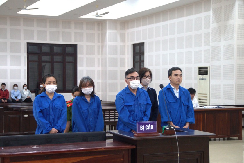 Nguyễn Quang Trung cùng thuộc cấp tại phiên tòa ngày 31/3.