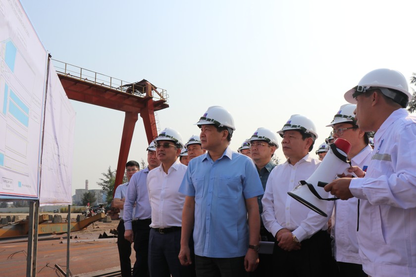 Phó Thủ tướng Lê Minh Khái với các đại biểu khảo sát thực tế tại nhà máy đóng tàu Dung Quất thuộc Công ty Công nghiệp tàu thủy Dung Quất.