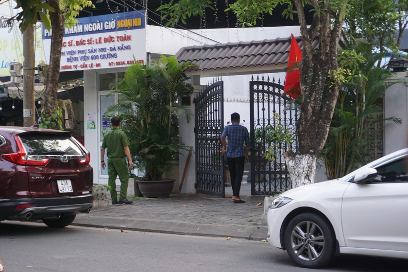 Cảnh sát có mặt để khám xét nhà của ông Hồ Văn Khoa vào chiều 6/4.