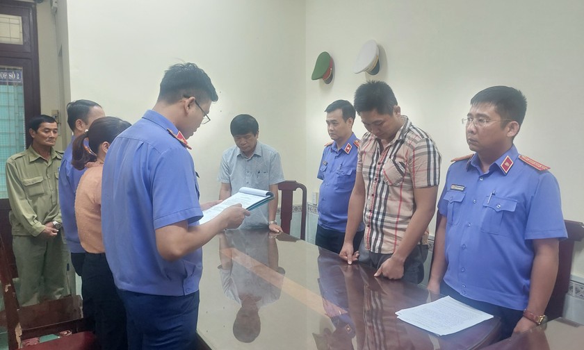 Cơ quan chức năng đọc lệnh khởi tố, bắt tạm 3 tháng đối với ông Nguyễn Bá Nhật (65 tuổi, TP Quảng Ngãi, tỉnh Quảng Ngãi).