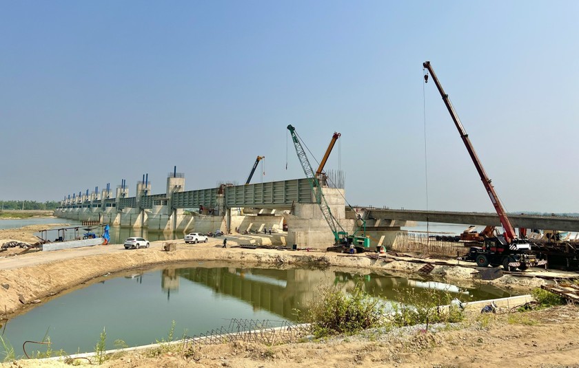 Sau 4 năm triển khai thi công, dự án đập dâng hạ lưu sông Trà Khúc vẫn chưa hoàn thành.
